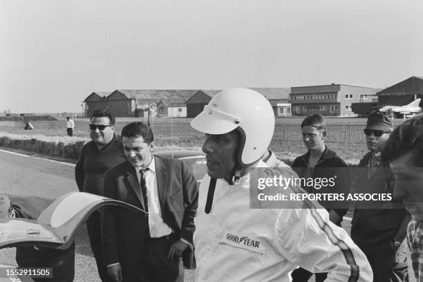 Claude Bourillot sur un circuit automobile lors d'essais, en mai 1967.