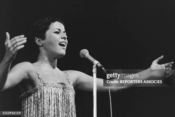 Elis Regina sur scène à l'Olympîa de Paris, en août 1968.