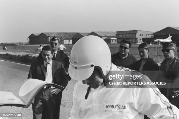 Claude Bourillot sur un circuit automobile lors d'essais, en mai 1967.