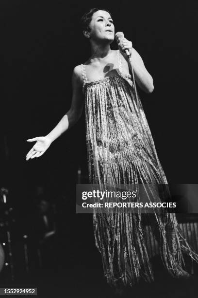 Elis Regina sur scène à l'Olympîa de Paris, en août 1968.