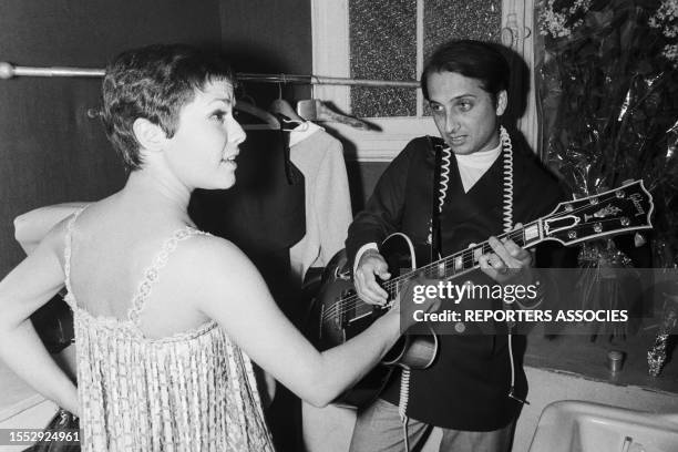 Elis Regina dans les coulisses de son concert à l'Olympîa de Paris, en août 1968.