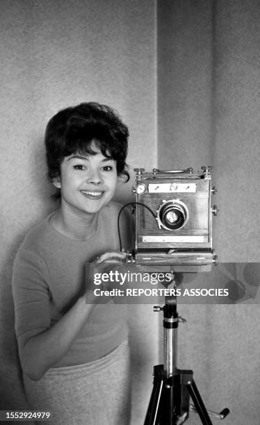 Actrice française Dany Carrel avec une chambre photographique à Paris en 1962