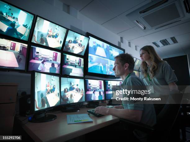 students watching screens in forensics training facility - uk big brother - fotografias e filmes do acervo