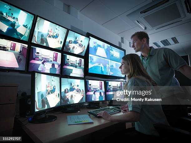students watching screens in forensics training facility - uk big brother - fotografias e filmes do acervo