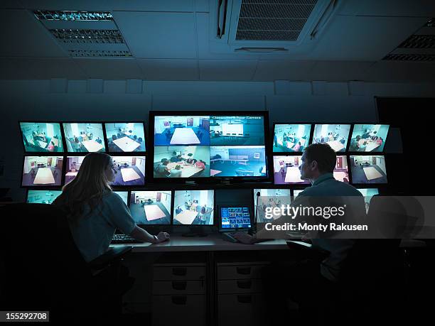 students watching screens in forensics training facility - agent de sécurité photos et images de collection