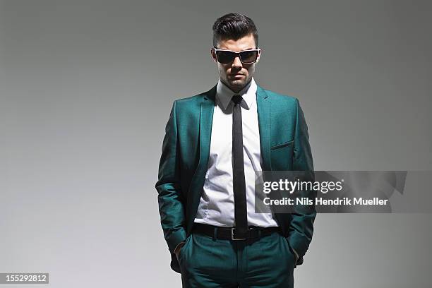 businessman with hands in pockets - mains dans les poches photos et images de collection