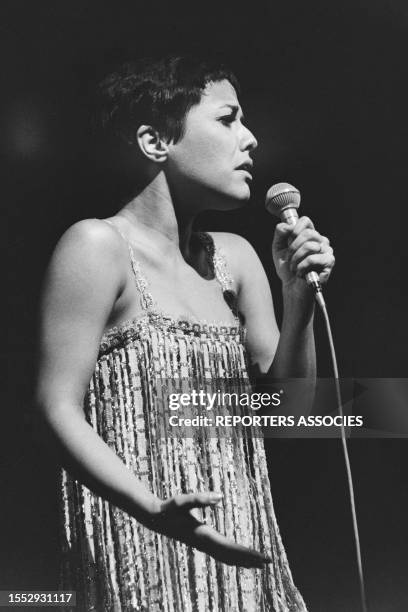 Elis Regina sur scène à l'Olympîa de Paris, en août 1968.