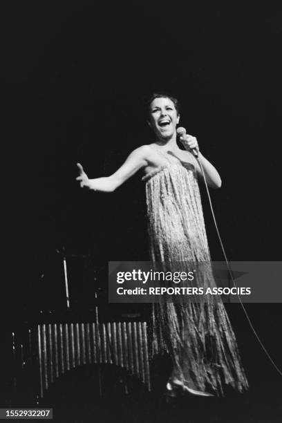 Elis Regina sur scène à l'Olympîa de Paris, en août 1968.