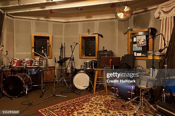 musical instruments and audio equipment in a sound studio - opnamestudio stockfoto's en -beelden