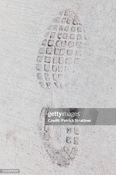 imprint of a sports shoe in concrete - empreinte de chaussures photos et images de collection