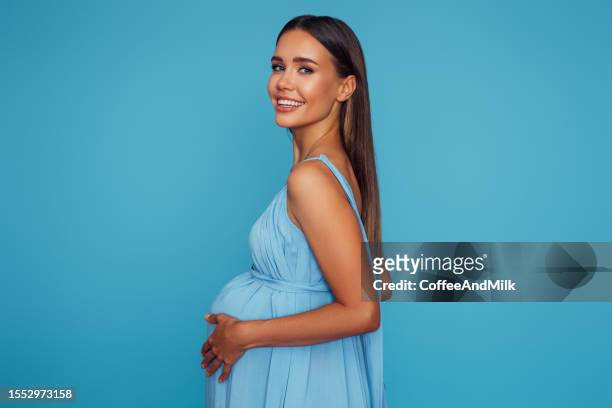 emotional pregnant woman - teal portrait stockfoto's en -beelden