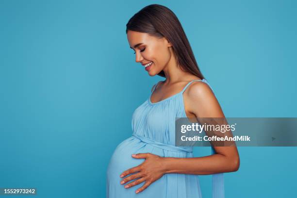 emotional pregnant woman - grote borsten stockfoto's en -beelden