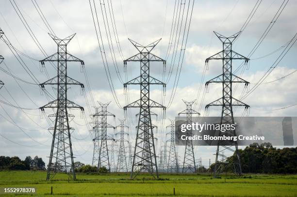 electricity pylons and power lines - electrical grid stock pictures, royalty-free photos & images