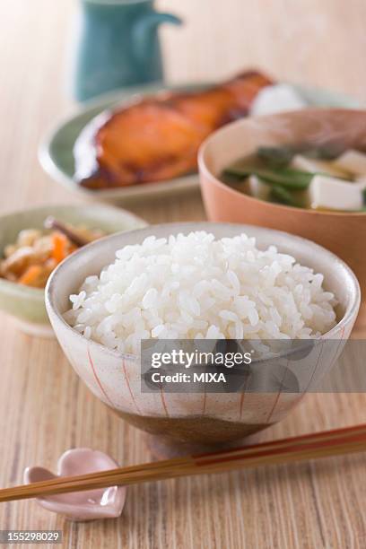 steamed rice with side dishes - rice bowl stockfoto's en -beelden