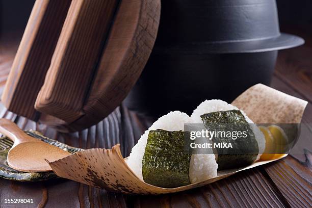 rice ball and iron pot - bola de arroz fotografías e imágenes de stock