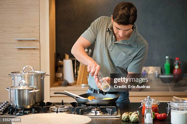 man preparing food in the kitchen - burner stove top stockfoto's en -beelden