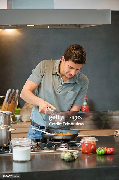 man preparing food in the kitchen - sal de cozinha - fotografias e filmes do acervo