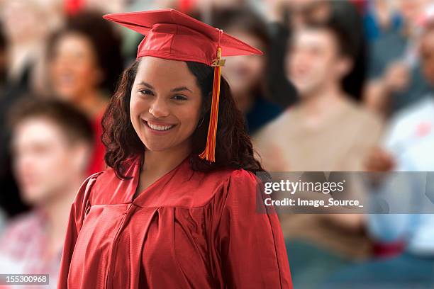 porträt von eine weibliche absolventen - graduierten talar stock-fotos und bilder