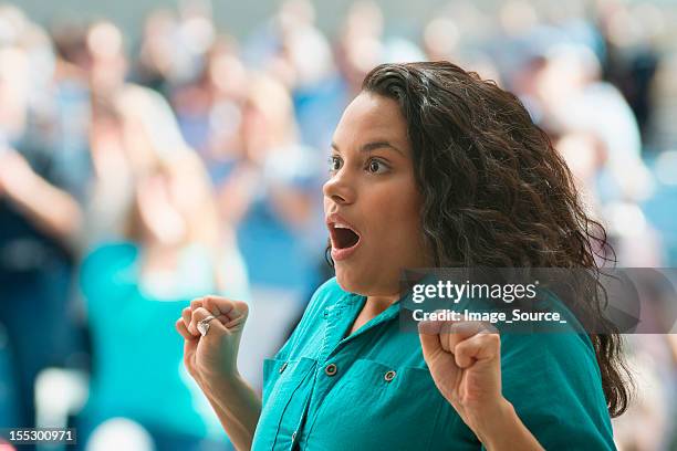 shocked hembra spectator - shock fotografías e imágenes de stock