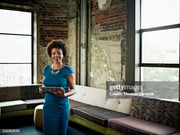 businesswoman in office with digital tablet - mature business woman digital tablet corporate professional stockfoto's en -beelden