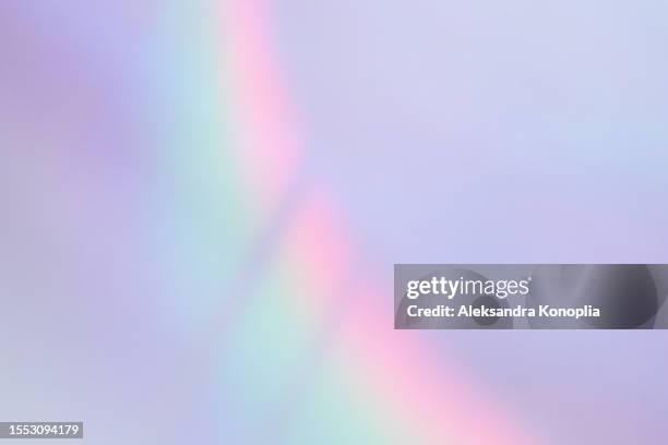 shiny retro futuristic iridescent holographic rainbow overlay light effect - spettro luminoso foto e immagini stock