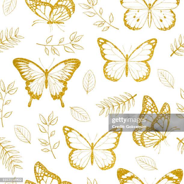 illustrazioni stock, clip art, cartoni animati e icone di tendenza di farfalle monarca d'oro e foglie senza cuciture con sfondo bianco. elemento di design per la progettazione di biglietti di auguri e inviti. farfalla scintillante con texture dorata. - farfalla