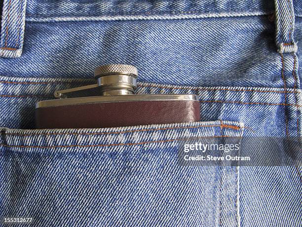 whisky flask in the back pocket of a pair of jeans - back pocket photos et images de collection