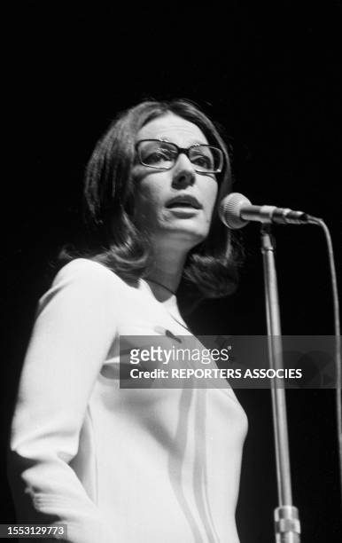 Nana Mouskouri sur la scène de l'Olympia pour son Musicorama à l'Olympia de Paris en octobre 1969