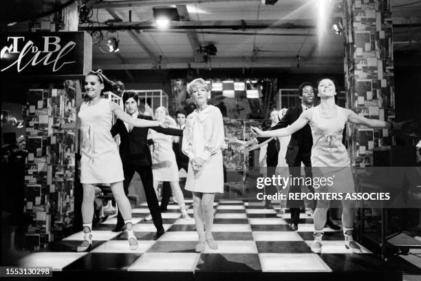 Petula Clark chantant sur le plateau de l'émission 'Têtes de bois et tendres années', le 25 mai 1968.