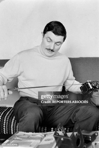 Paul Tourenne changeant la pellicule de son appareil photo, le 24 février 1962.