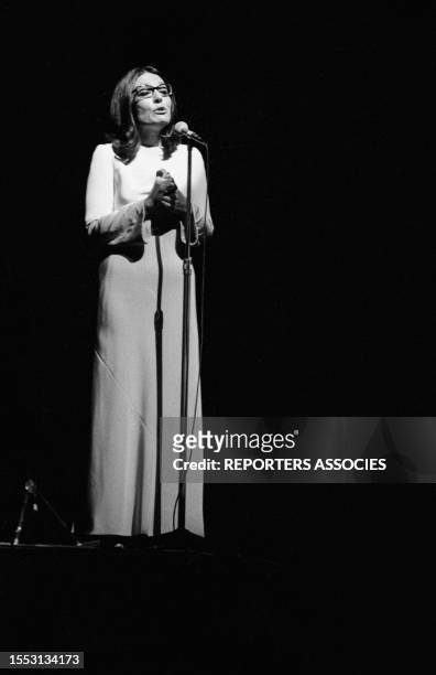 Nana Mouskouri sur la scène de l'Olympia pour son Musicorama à l'Olympia de Paris en octobre 1969