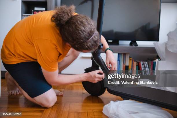 cavi di collegamento su uno scooter elettrico nuovo di zecca - veicolo elettrico automobile con biodiesel foto e immagini stock