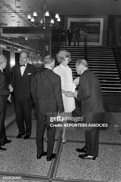 Claude Pompidou à la première du film 'Cléopâtre' à Paris, le 25 octobre 1963.