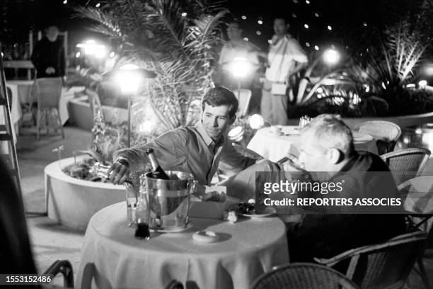 Anthony Perkins et le réalisateur André Cayatte lors du tournage du film 'Le glaive et la balance' à Nice en juillet 1962