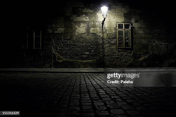 república checa. praga. oscuridad alley. - callejon fotografías e imágenes de stock