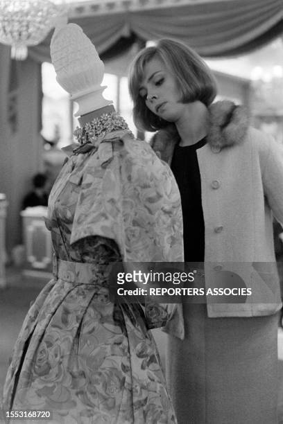 Barbara Lass dans la boutique 'Christian Dior' à Paris, le 30 mars 1962.