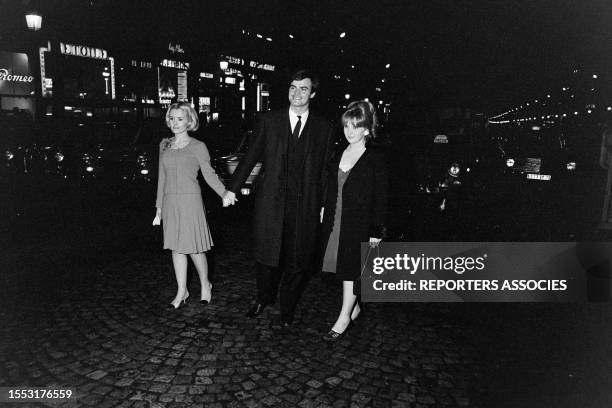 Marie-France Boyer avec Jean-Claude Drouot et sa femme Claire lors de le première du film 'Le bonheur'' à Paris le 23 février 1965