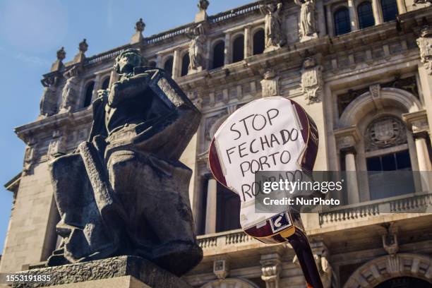 Manifestants against the decision of the close of the comercial center STOP, in Porto, Portugal, in monday, 24.