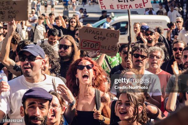 Manifestants against the decision of the close of the comercial center STOP, in Porto, Portugal, in monday, 24.