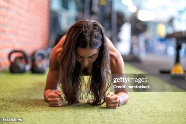 mujer musculosa haciendo ejercicio de tablón - corazón de manzana fotografías e imágenes de stock