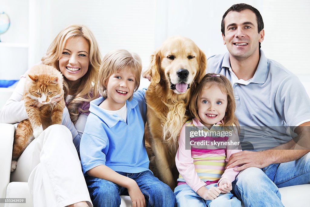 Retrato De Una Familia Feliz Con Las Mascotas Foto de stock - Getty Images