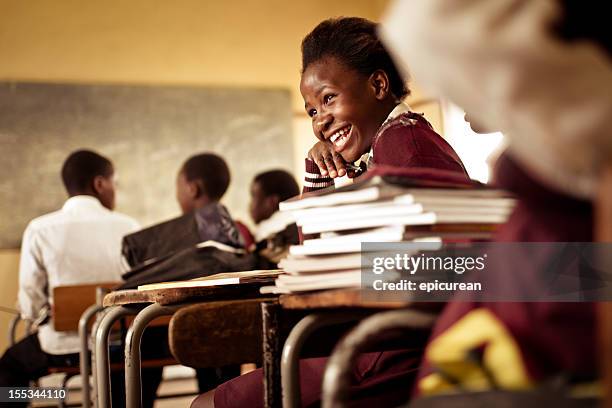 glückliche junge south african mädchen mit einem lächeln - kind schüler stock-fotos und bilder