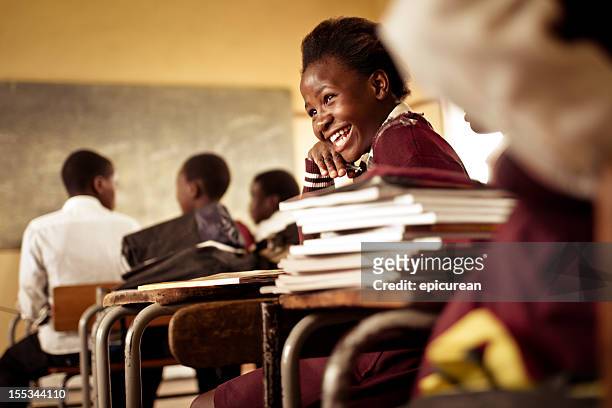 南アフリカの幸せそうな若い女の子と満面の笑顔 - 貧困 子供 ストックフォトと画像