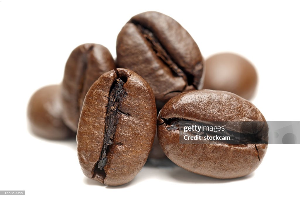 Macro de granos de café, sobre fondo blanco