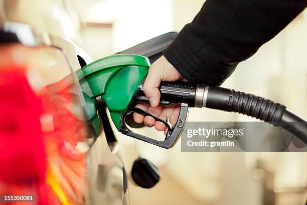 en la gasolinera - garage fotografías e imágenes de stock