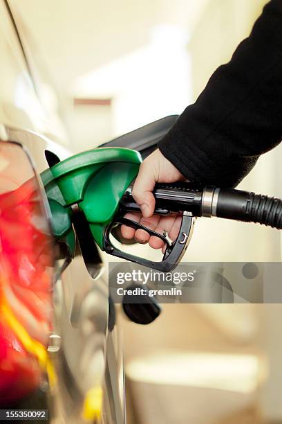 en la gasolinera - bomba-de-combustible fotografías e imágenes de stock