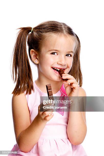 fille avec du chocolat - manger sur le pouce photos et images de collection