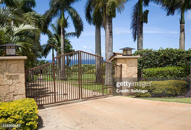 residencial de segurança e portas de entrada - automático imagens e fotografias de stock