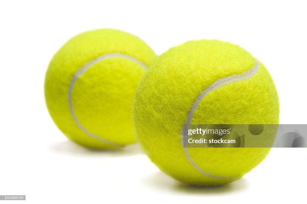 Deux balles de tennis isolés jaune