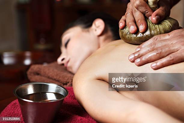 junge frau, eine navarakizhi massage - ayurveda stock-fotos und bilder